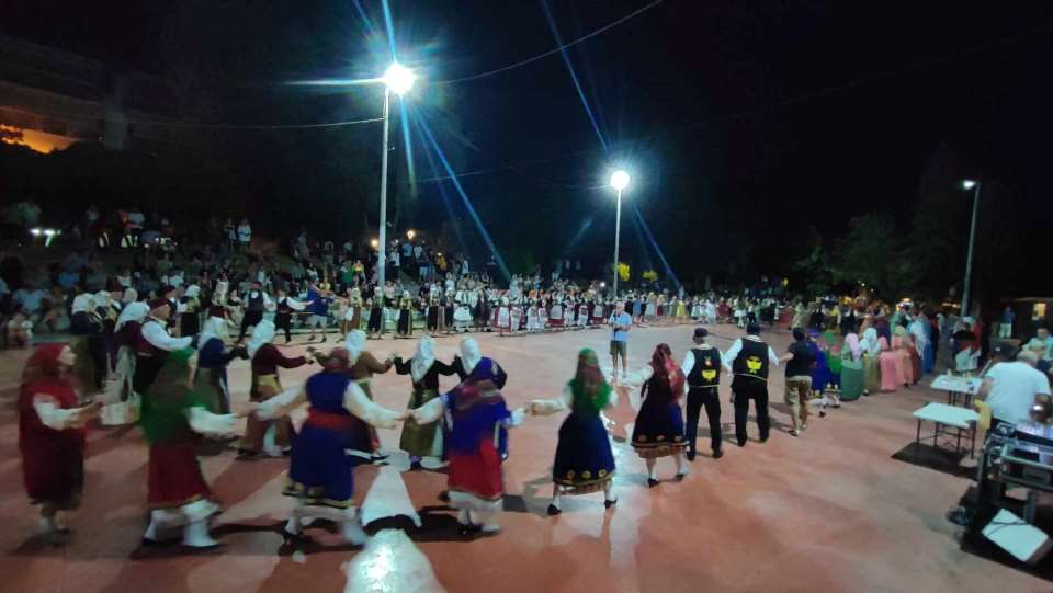 Πλήθος κόσμου στο 2ο Αντάμωμα Παραδοσιακών Χορών Δήμου Καλαμάτας                                  2                                                                                      1