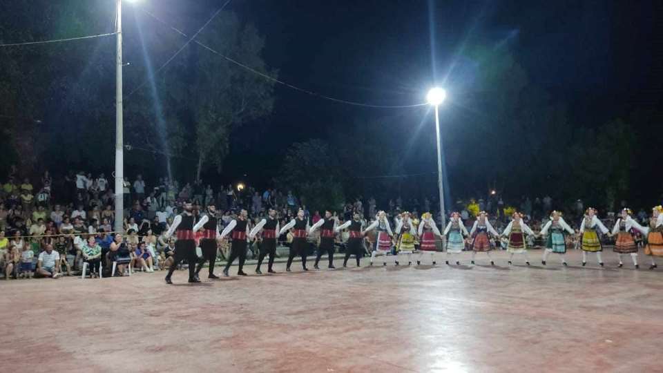 Πλήθος κόσμου στο 2ο Αντάμωμα Παραδοσιακών Χορών Δήμου Καλαμάτας                                  2                                                                                      3