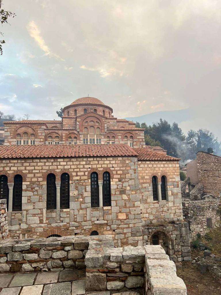 Ανακοίνωση του Υπουργείου Πολιτισμού για τη φωτιά στην Ιερά Μονή Οσίου Λουκά iera moni osiou louka 248231