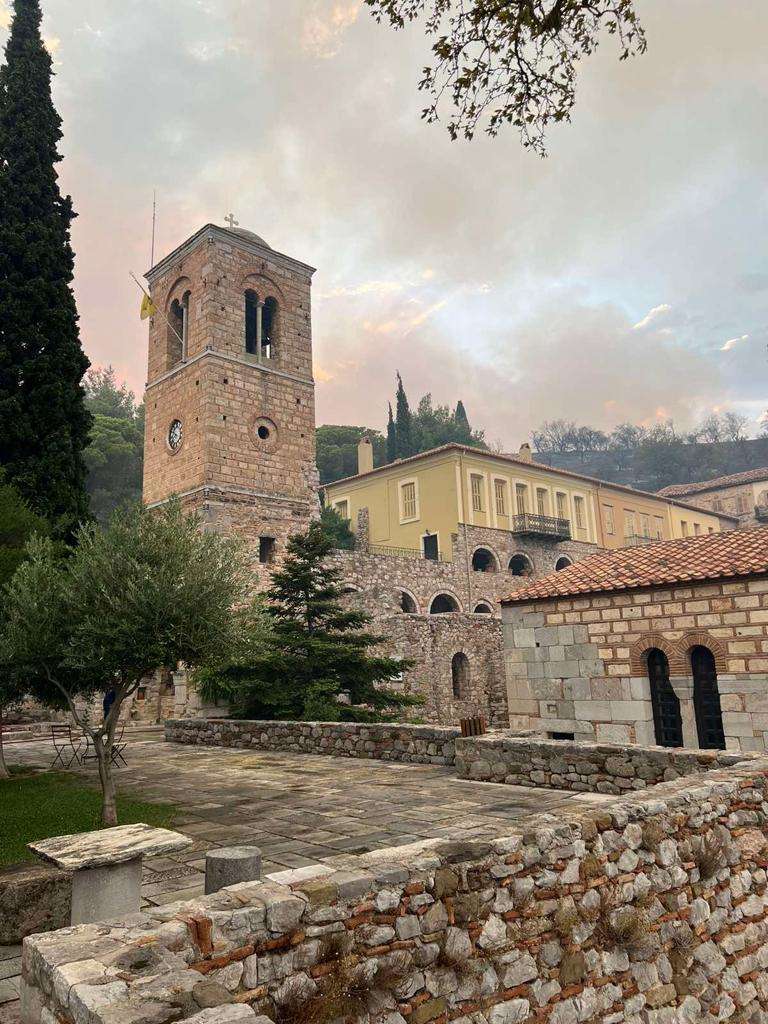 Ανακοίνωση του Υπουργείου Πολιτισμού για τη φωτιά στην Ιερά Μονή Οσίου Λουκά iera moni osiou louka 248236