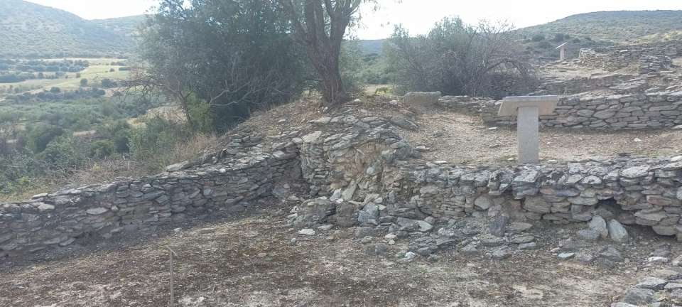 Αυτοψία Μενδώνη σε μνημεία κι αρχαιολογικούς χώρους της Θεσσαλίας