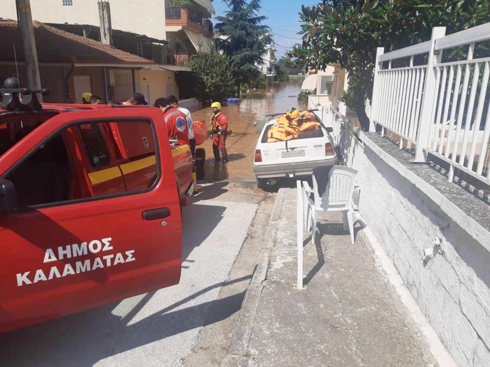 Εθελοντές από την Καλαμάτα συνδράμουν σε επιχειρήσεις διάσωσης στη Θεσσαλία                                                                                                                                               2