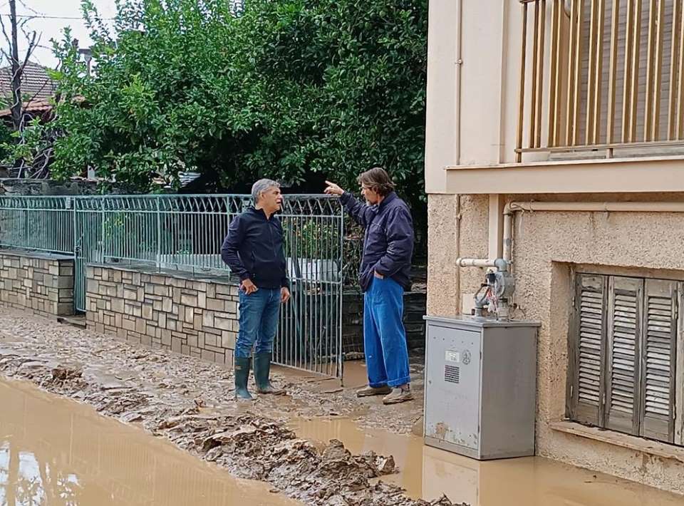 Η Περιφέρεια Θεσσαλίας καθαρίζει δρόμους και ρέματα στις πληγείσες περιοχές