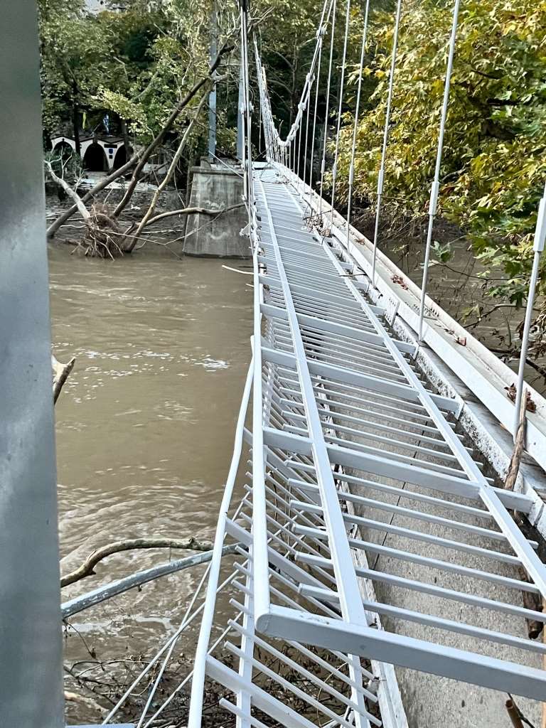 Η Περιφέρεια Θεσσαλίας ανακατασκευάζει την κρεμαστή γέφυρα της Αγίας Παρασκευής Τεμπών