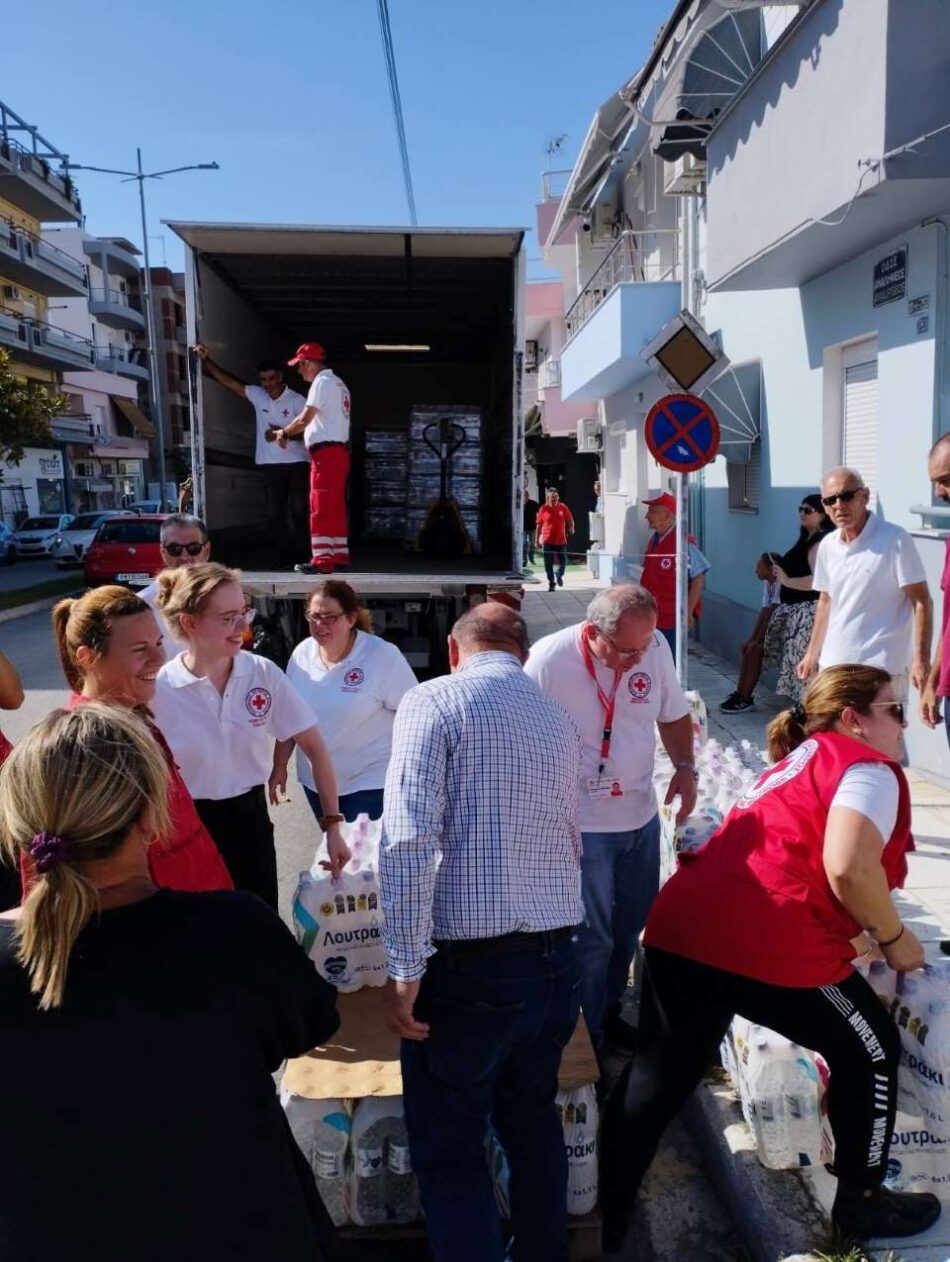 Ο Ερυθρός Σταυρός μοίρασε 50.000 μπουκάλια εμφιαλωμένο νερό σε Βόλο και Λάρισα                                                 50