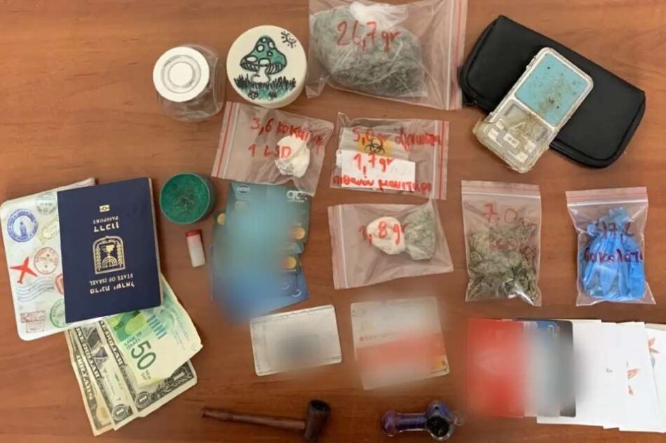 Σύλληψη διακινητή ναρκωτικών στην Πάρο                                                                          950x632