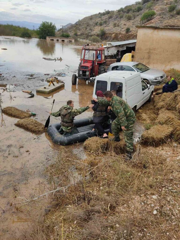 Οι Ένοπλες Δυνάμεις στις πληγείσες περιοχές της Θεσσαλίας 07 sep 001 20 768x1024
