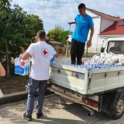 Θεσσαλία: 300.000 μπουκάλια εμφιαλωμένο νερό έστειλε ως τώρα ο Ερυθρός Σταυρός 300