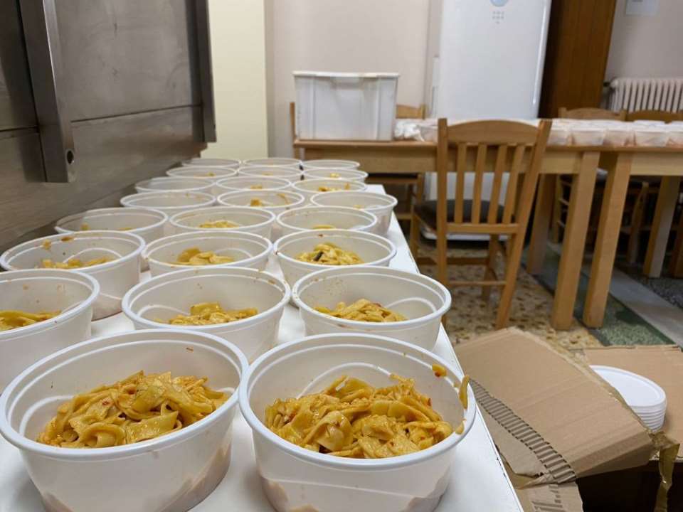 Ο Δήμος Τρικκαίων διανέμει ως 2.800 μερίδες φαγητού καθημερινά στους πλημμυροπαθείς fagito plimmira1a