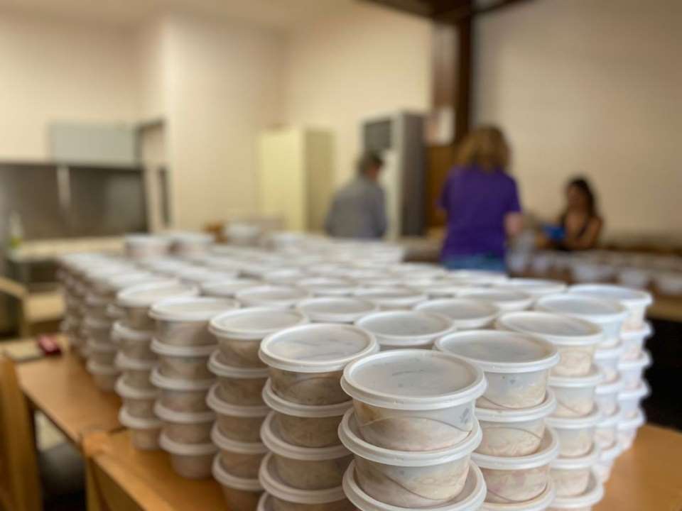 Ο Δήμος Τρικκαίων διανέμει ως 2.800 μερίδες φαγητού καθημερινά στους πλημμυροπαθείς fagito plimmira2a