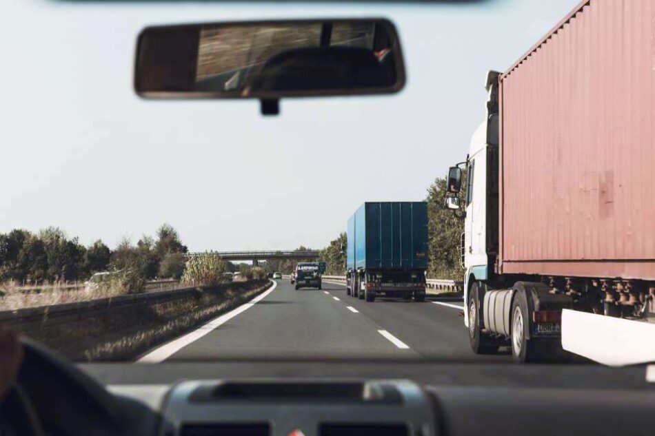 Απαγόρευση κυκλοφορίας φορτηγών μέγιστου επιτρεπόμενου βάρους άνω των 3,5 τόνων κατά τον εορτασμό της 28ης Οκτωβρίου                                                              950x633