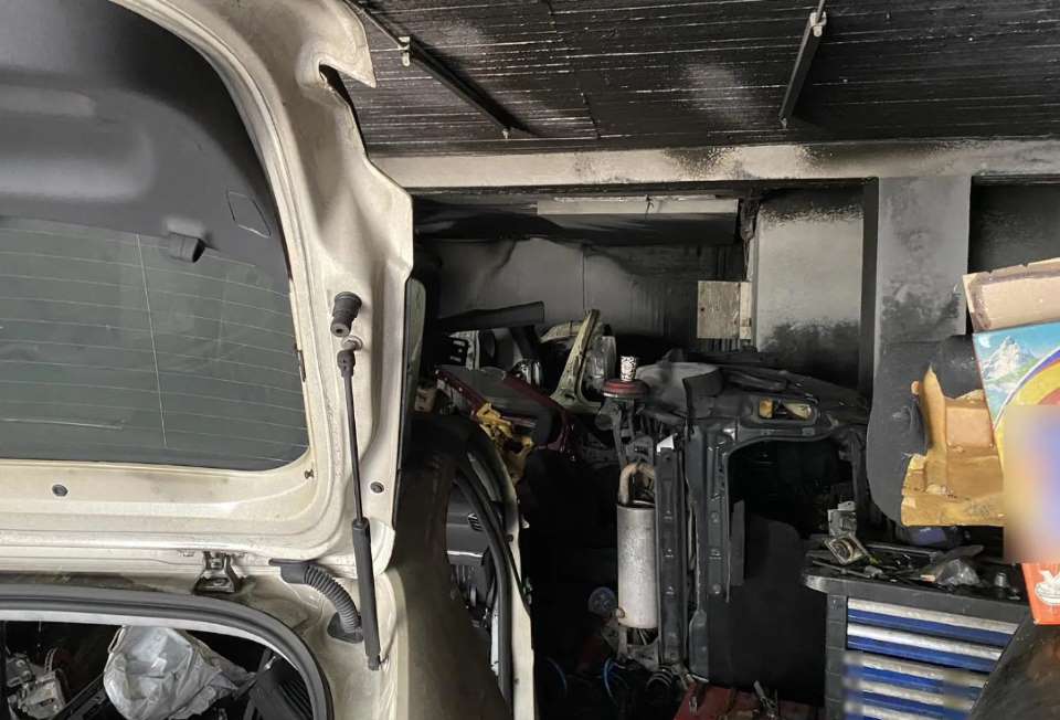 Νέο Ηράκλειο: Φωτιά σε κτίριο αποκάλυψε συμμορία που έκλεβε αυτοκίνητα, τα διέλυε και πωλούσε ανταλλακτικά kl2