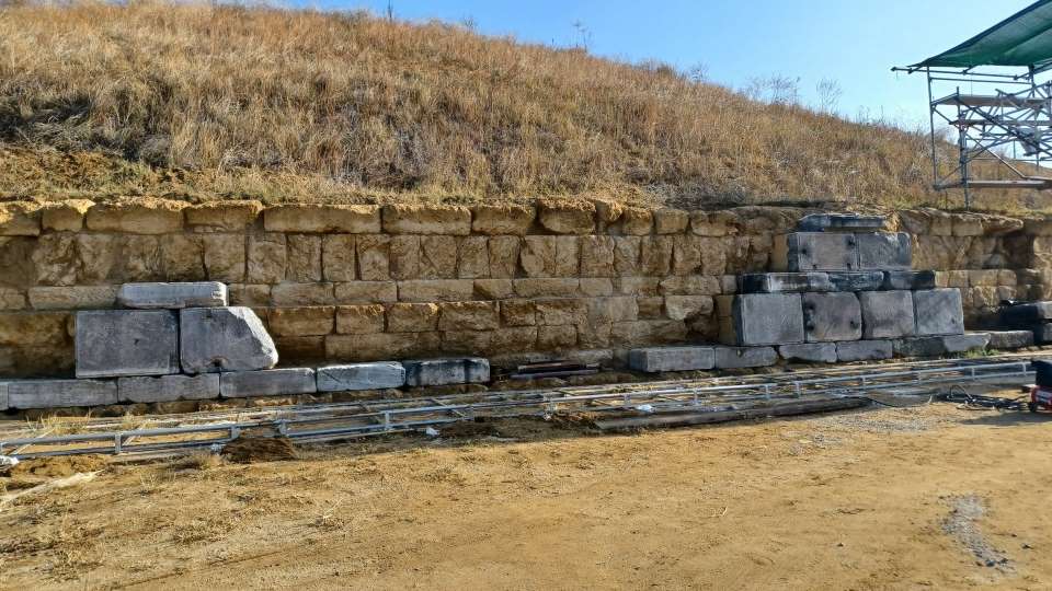 25 αρχιτεκτονικά μέλη επιστρέφουν στον αρχαίο περίβολο του Τύμβου Καστά μετά από 21 αιώνες                                                                                                                10
