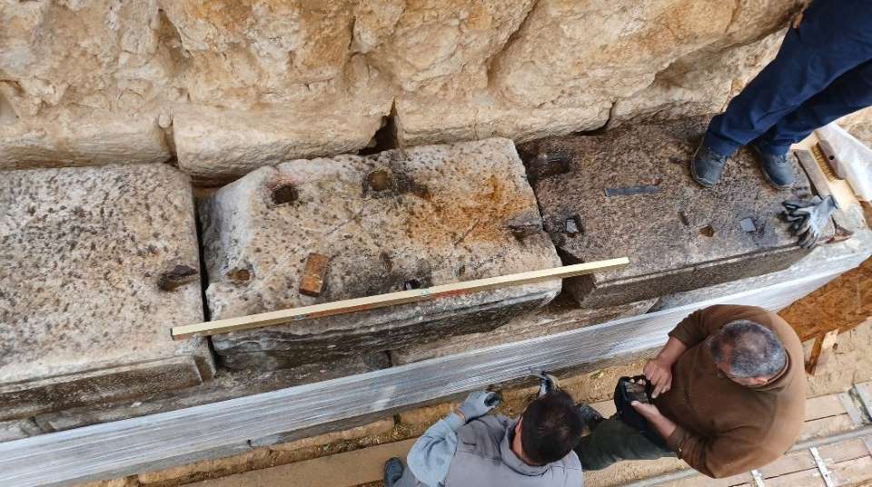 25 αρχιτεκτονικά μέλη επιστρέφουν στον αρχαίο περίβολο του Τύμβου Καστά μετά από 21 αιώνες                                                                                                                14