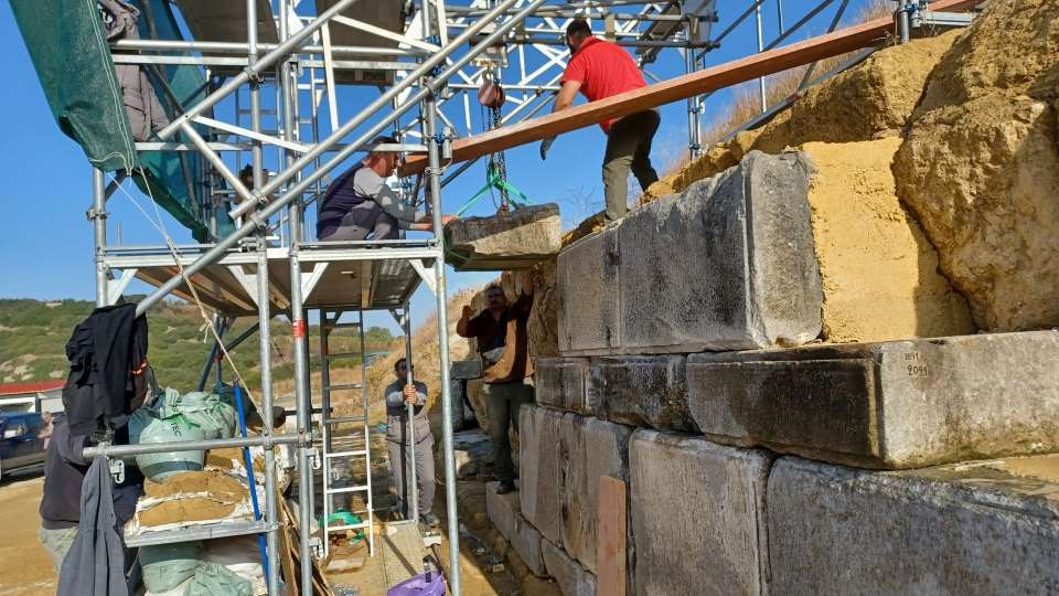 25 αρχιτεκτονικά μέλη επιστρέφουν στον αρχαίο περίβολο του Τύμβου Καστά μετά από 21 αιώνες                                                                                                                16