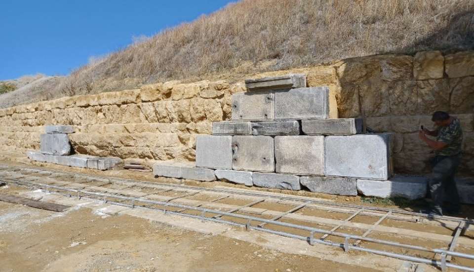 25 αρχιτεκτονικά μέλη επιστρέφουν στον αρχαίο περίβολο του Τύμβου Καστά μετά από 21 αιώνες                                                                                                                2 1
