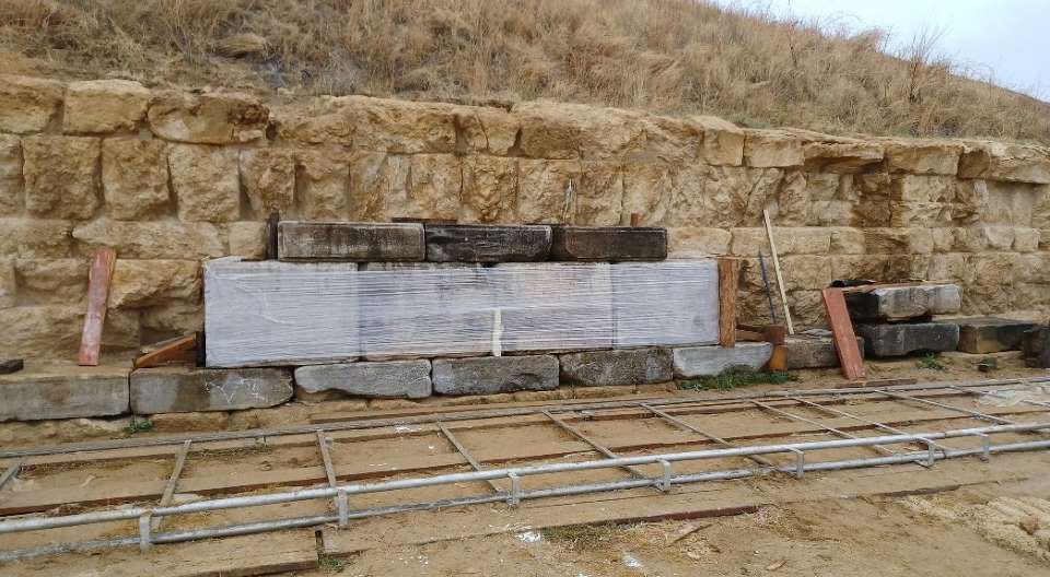 25 αρχιτεκτονικά μέλη επιστρέφουν στον αρχαίο περίβολο του Τύμβου Καστά μετά από 21 αιώνες                                                                                                                6 1