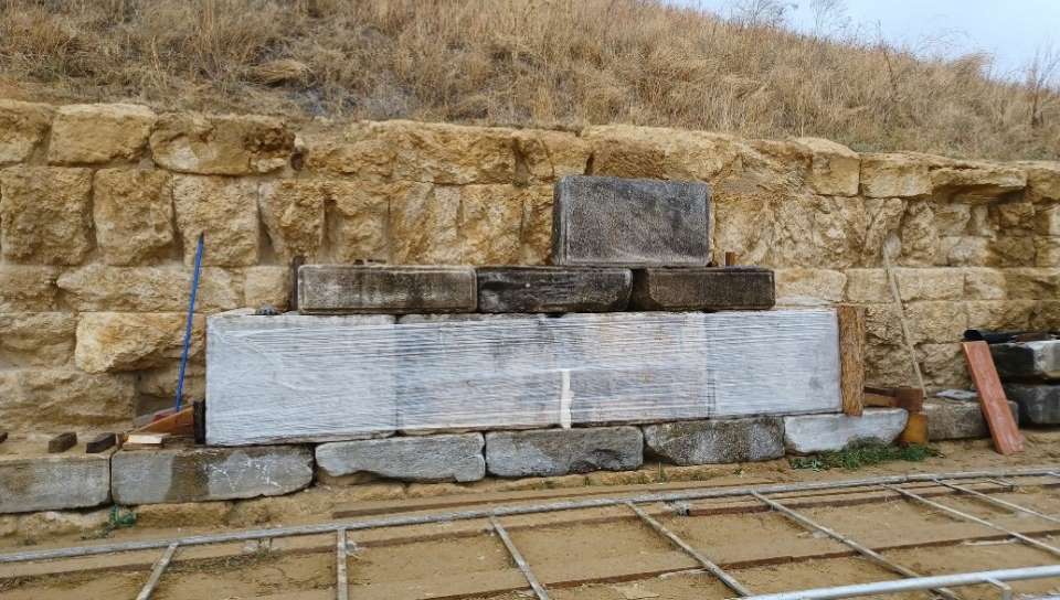 25 αρχιτεκτονικά μέλη επιστρέφουν στον αρχαίο περίβολο του Τύμβου Καστά μετά από 21 αιώνες                                                                                                                6