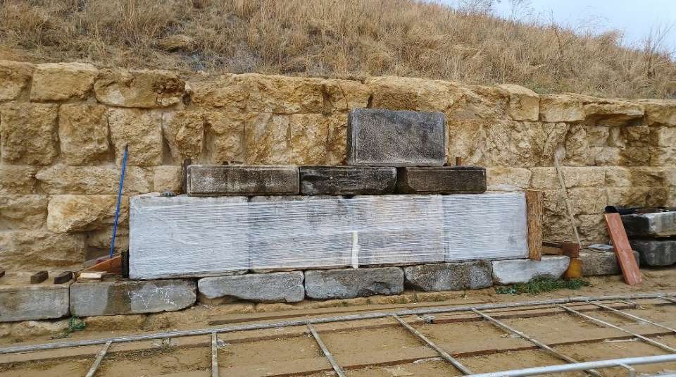 25 αρχιτεκτονικά μέλη επιστρέφουν στον αρχαίο περίβολο του Τύμβου Καστά μετά από 21 αιώνες                                                                                                                7