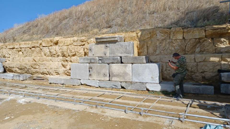 25 αρχιτεκτονικά μέλη επιστρέφουν στον αρχαίο περίβολο του Τύμβου Καστά μετά από 21 αιώνες                                                                                                                9