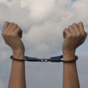 Συνελήφθησαν 6 ανήλικοι για ληστεία σε βάρος δύο 13χρονων στην Ελευσίνα xeiropedes 180x180