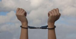 Συλλήψεις ανηλίκων στο Κορωπί με πλήθος κροτίδων xeiropedes 250x130