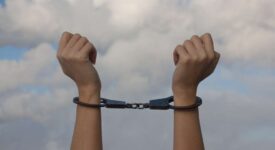 Συνελήφθησαν 6 ανήλικοι για ληστεία σε βάρος δύο 13χρονων στην Ελευσίνα xeiropedes 275x150
