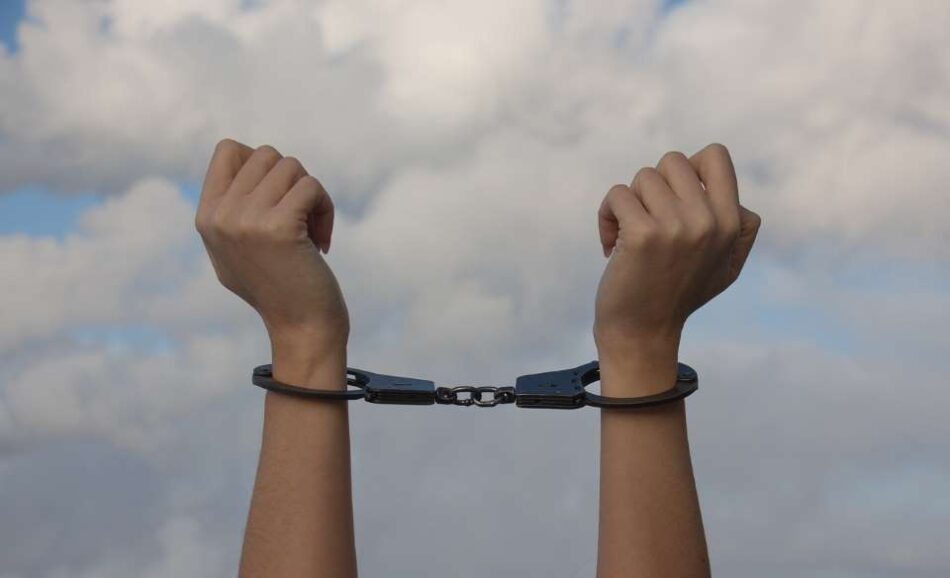 Συνελήφθησαν 6 ανήλικοι για ληστεία σε βάρος δύο 13χρονων στην Ελευσίνα xeiropedes 950x578