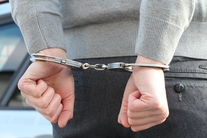 Σύλληψη αλλοδαπού στα Ιωάννινα για κλοπή και παραβάσεις των νόμων περί όπλων προστασίας αρχαιοτήτων xeiropedes 5