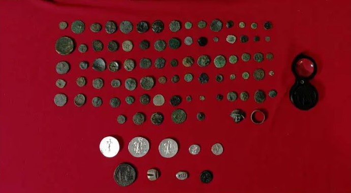 Θεσσαλονίκη: Νόμιζε ότι θα ταξίδευε αεροπορικώς με&#8230; αρχαία νομίσματα σε τσέπη και τσάντα!