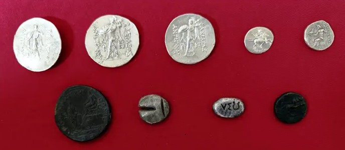 Θεσσαλονίκη: Νόμιζε ότι θα ταξίδευε αεροπορικώς με&#8230; αρχαία νομίσματα σε τσέπη και τσάντα!                                                        1