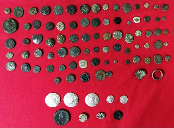 Θεσσαλονίκη: Νόμιζε ότι θα ταξίδευε αεροπορικώς με&#8230; αρχαία νομίσματα σε τσέπη και τσάντα!                                                        2