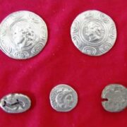 Θεσσαλονίκη: Νόμιζε ότι θα ταξίδευε αεροπορικώς με&#8230; αρχαία νομίσματα σε τσέπη και τσάντα!                                                        3 180x180