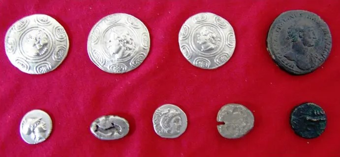 Θεσσαλονίκη: Νόμιζε ότι θα ταξίδευε αεροπορικώς με&#8230; αρχαία νομίσματα σε τσέπη και τσάντα!                                                        3