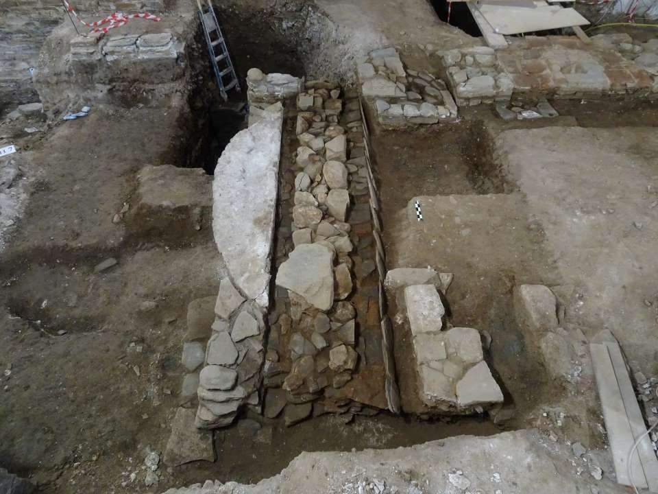 Ανακαλύφθηκε μεγάλο μέρος της αρχικής βυζαντινής Τράπεζας του 10ου αιώνα στη Μονή Βατοπεδίου 2