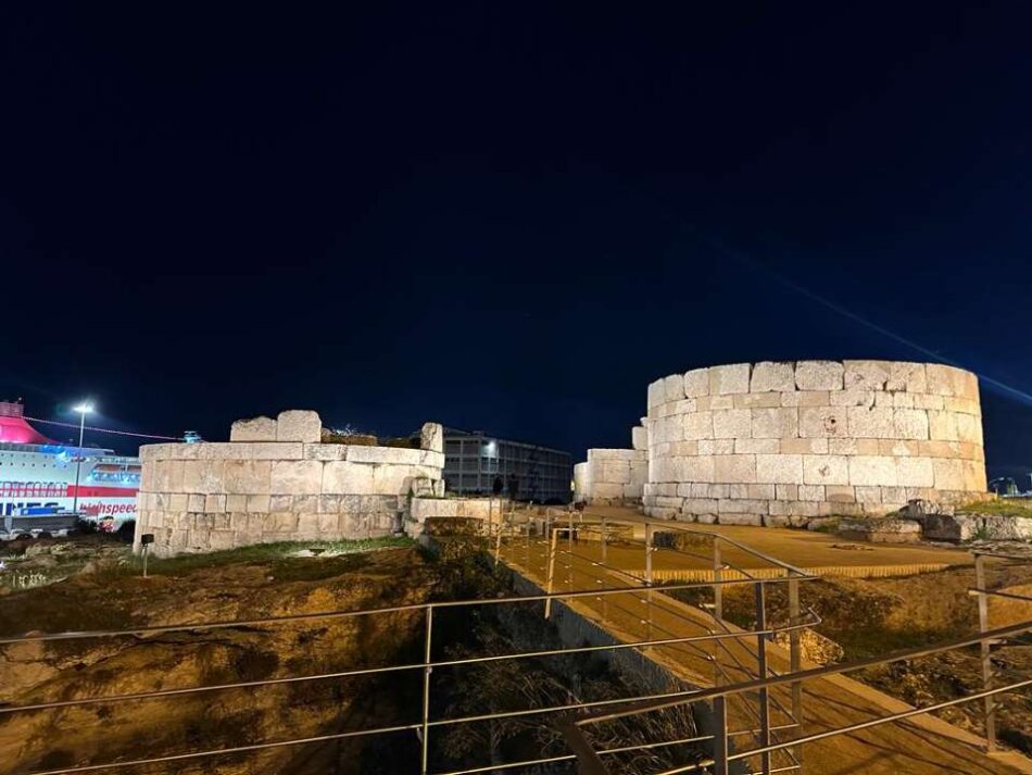 Εντυπωσιακή φωταγώγηση στην πύλη των τειχών του αρχαίου λιμανιού του Πειραιά                                 950x713