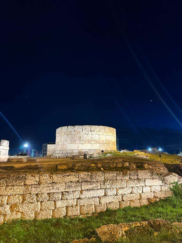 Εντυπωσιακή φωταγώγηση στην πύλη των τειχών του αρχαίου λιμανιού του Πειραιά                                2