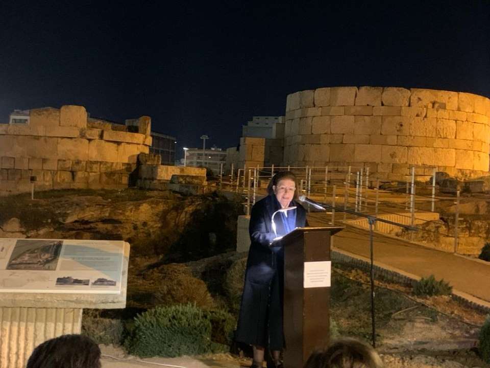 Εντυπωσιακή φωταγώγηση στην πύλη των τειχών του αρχαίου λιμανιού του Πειραιά