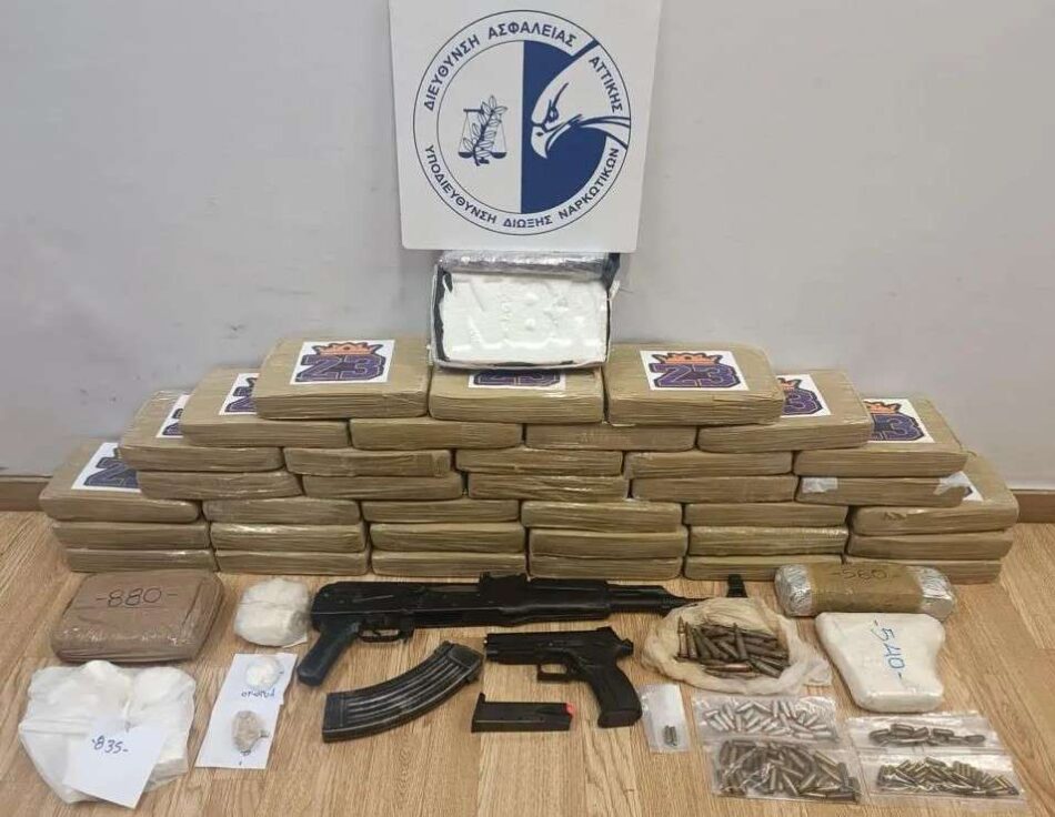 Κορωπί: Σύλληψη αλλοδαπού με 45 κιλά κοκαΐνη και πολεμικό όπλο Kalashnikov                                        45                                                          Kalashnikov 950x736