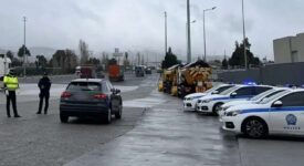 Η Τροχαία Αττικής ελέγχει οχήματα για τον εφοδιασμό με αντιολισθητικά μέσα                                              275x150