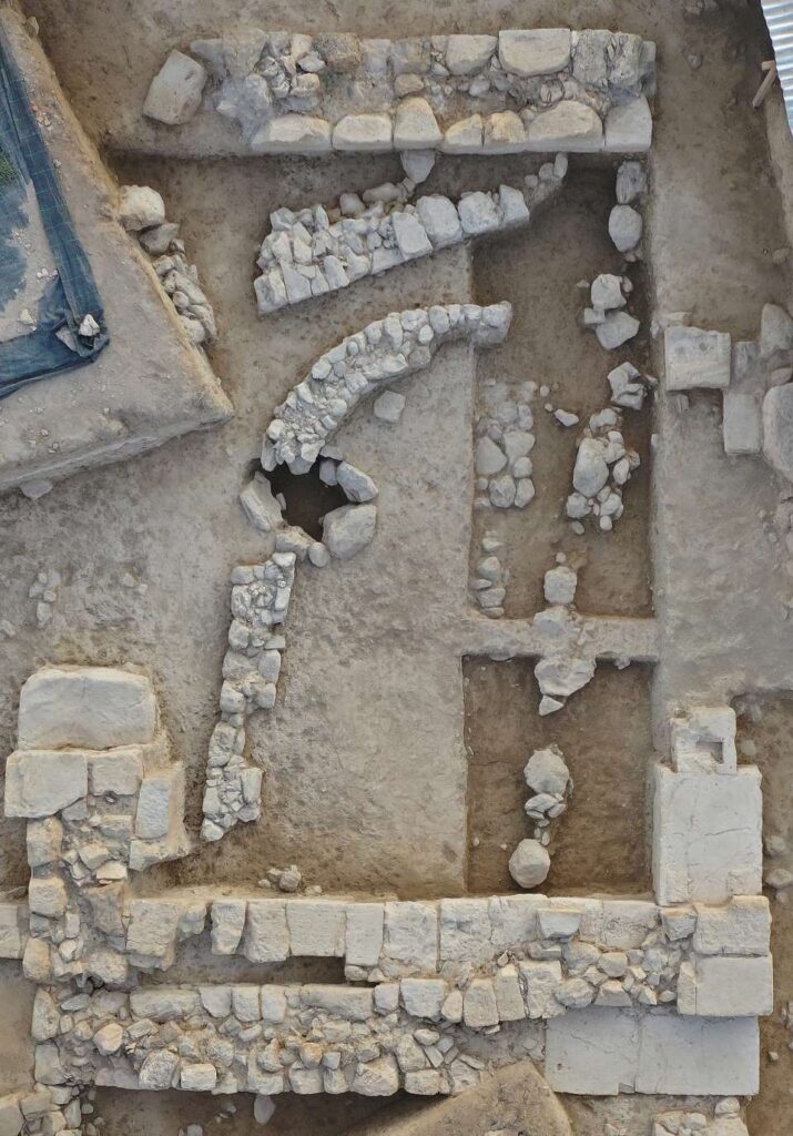 Εξερεύνηση στο ιερό της Αμαρυσίας Αρτέμιδος κοντά στην Αμάρυνθο της Εύβοιας fig11 AMA23 22C 3788 2 D8446 715x1024