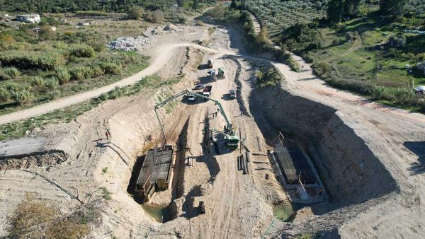 Εύβοια: Προχωρά σωστά και εντός χρόνου η κατασκευή νέας γέφυρας Πούρνου-Ξεκινά η τοποθέτηση χλοοτάπητα στα γήπεδα Πούρνου και Καθενών pour