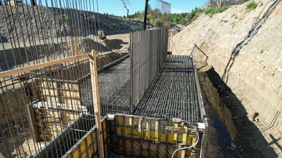 Εύβοια: Προχωρά σωστά και εντός χρόνου η κατασκευή νέας γέφυρας Πούρνου-Ξεκινά η τοποθέτηση χλοοτάπητα στα γήπεδα Πούρνου και Καθενών pourn5