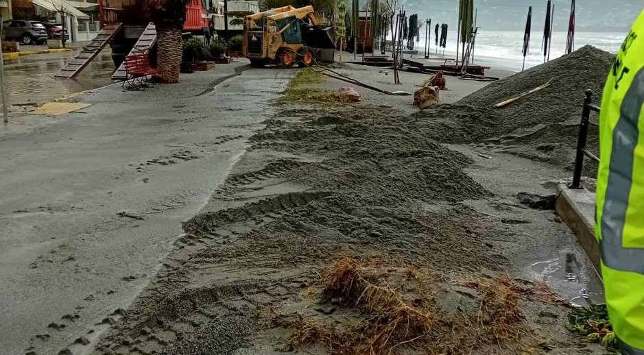 Άμεση κινητοποίηση του Δήμου Καλαμάτας για τον καθαρισμό της παραλίας                                                          2