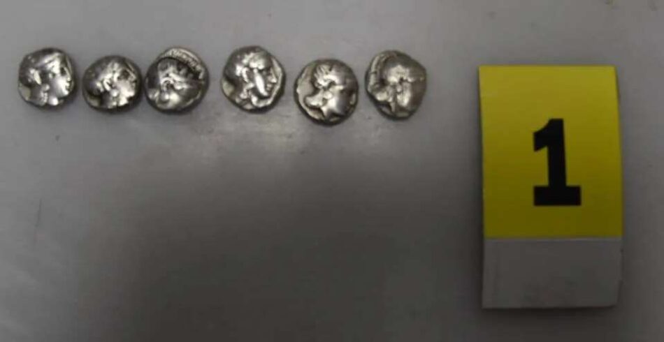 Εύβοια: Απετράπη αγοραπωλησία αρχαίων αντικειμένων και νομισμάτων ανυπολόγιστης αξίας          2 950x490