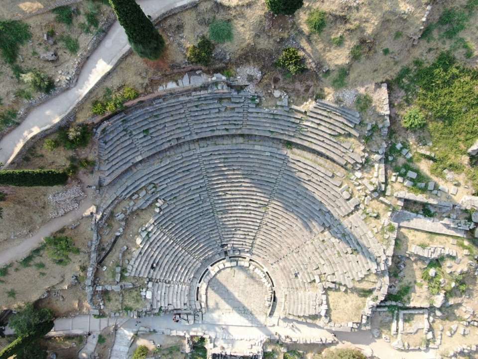 Προχωρά η αποκατάσταση του Αρχαίου Θεάτρου Δελφών                                       3