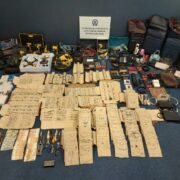 Συνελήφθη 63χρονος αλλοδαπός έκλεβε αντικείμενα από σταθμευμένα αυτοκίνητα GLvt3WRWQAAJM i 180x180