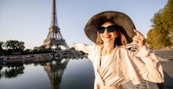 Ευρωπαϊκή Επιτροπή: 35.500 δωρεάν ταξιδιωτικές κάρτες DiscoverEU σε νέους woman enjoying eiffel tower in paris 2023 11 27 05 12 45 utc 250x130