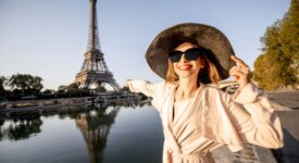 Ευρωπαϊκή Επιτροπή: 35.500 δωρεάν ταξιδιωτικές κάρτες DiscoverEU σε νέους woman enjoying eiffel tower in paris 2023 11 27 05 12 45 utc 275x150
